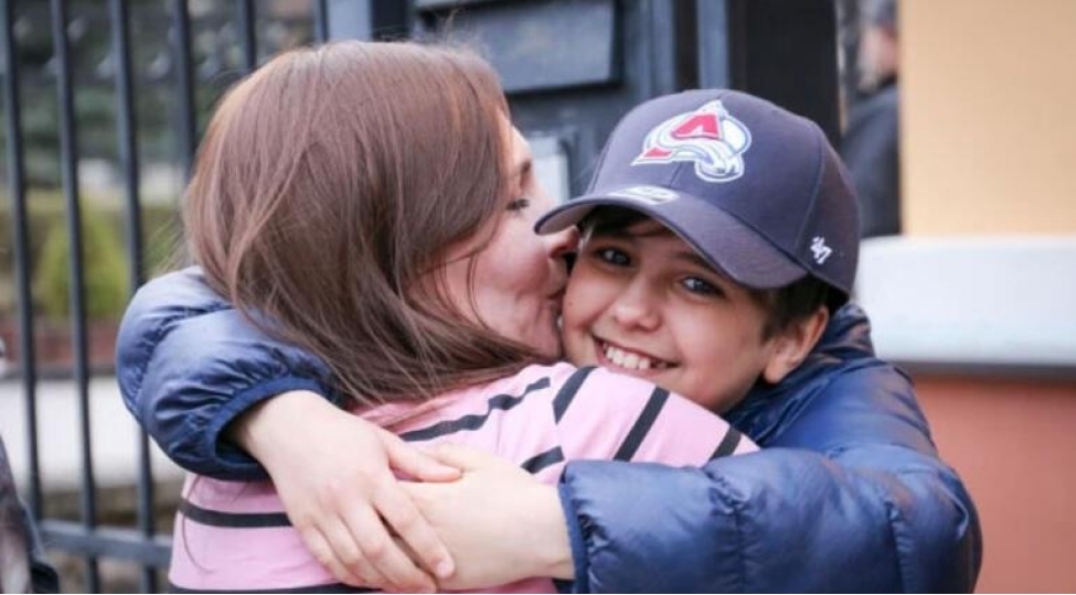 11-yashli-ukraynali-cesur-ushaq-anasina-qovushdu-fotovideo