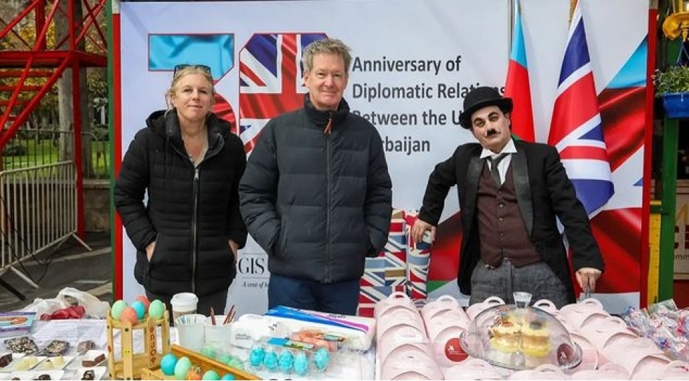 britaniya-sefiri-bakida-shirniyyat-satdi