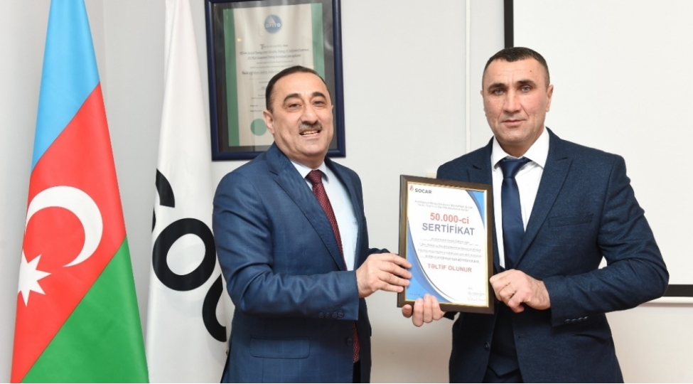 ttsi-nin-denizde-insan-heyatinin-muhafizesi-uzre-telim-merkezinde-50000-ci-sertifikat-dinleyiciye-teqdim-edilib-foto