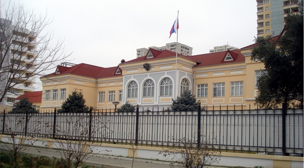 rusiyanin-azerbaycandaki-sefirliyinde-terror-qurbanlarini-anmaq-uchun-onlayn-xatire-kitabi-achilib-bayraq-yariya-endirilib