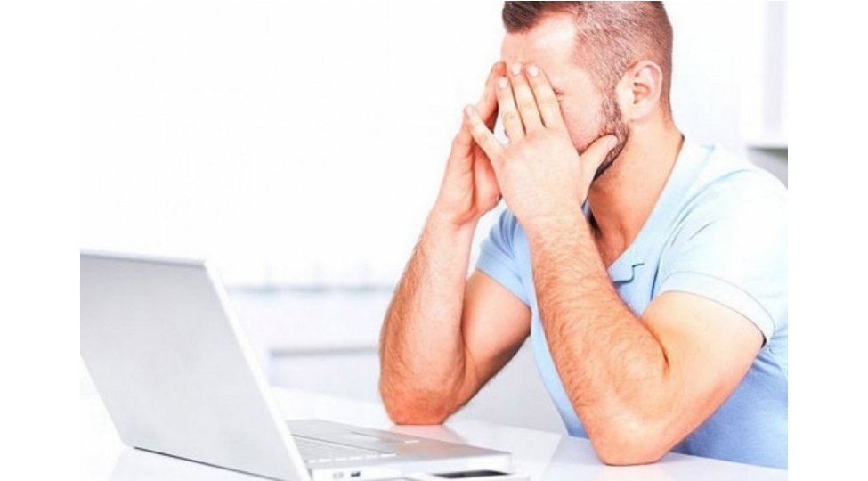 komputer-arxasinda-uzun-muddet-ishlemek-insani-elil-edir