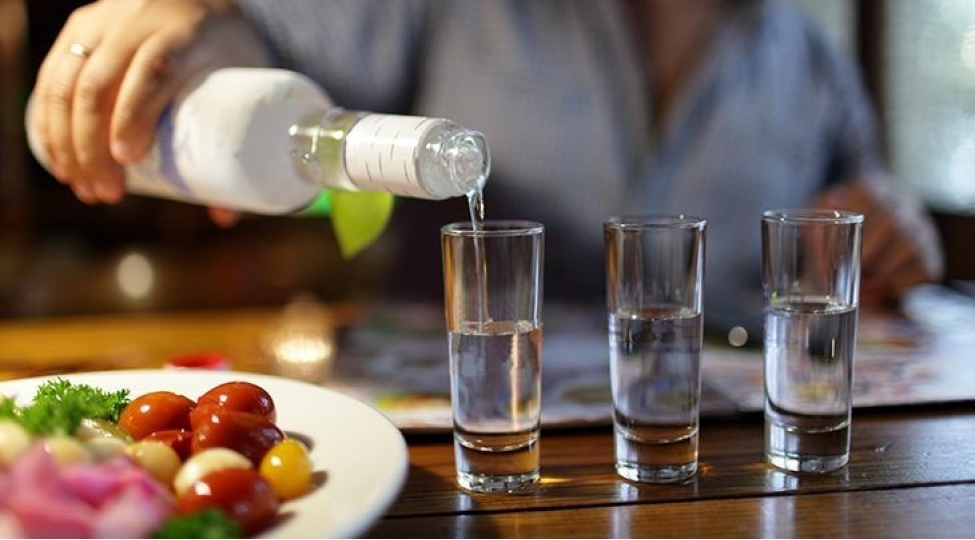 spirtli-ichki-ile-salat-yemek-olar