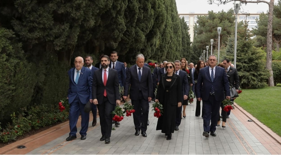 socar-rehberliyi-ulu-onder-heyder-eliyevin-mezarini-ziyaret-edib-foto-2