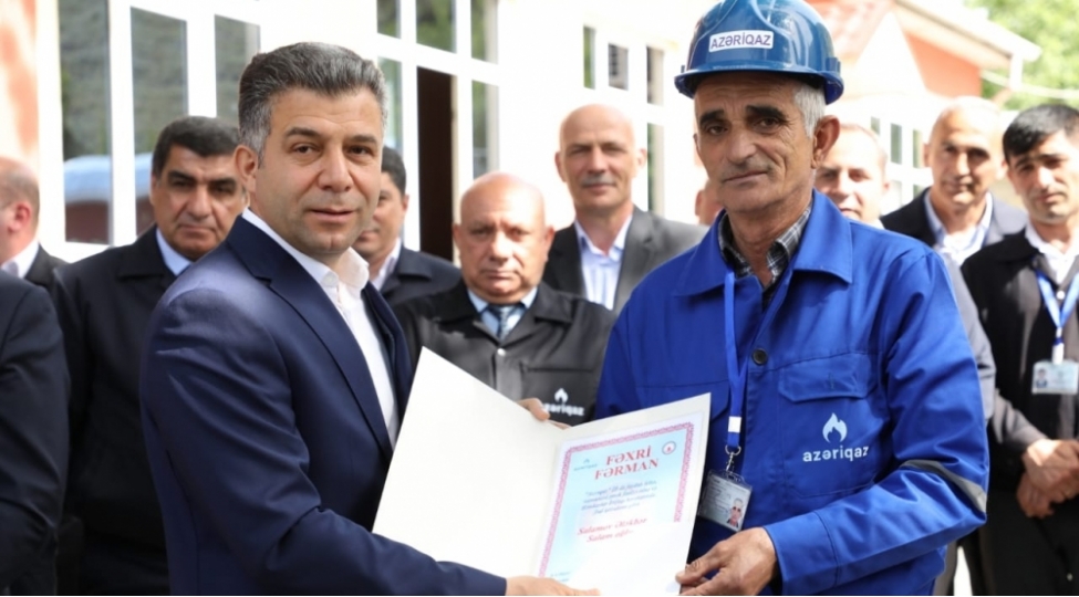 bash-direktor-azeriqaz-ib-nin-bir-qrup-emekdashini-mukafatlandirdi-foto