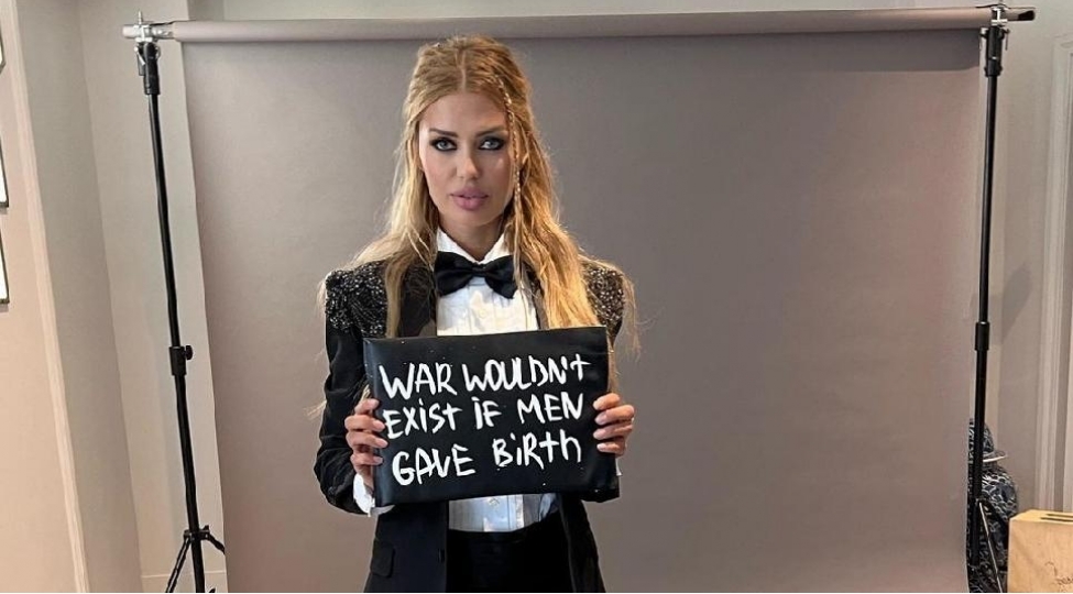 rusiyali-aparicini-qirmizi-xalchadan-qovdular-foto