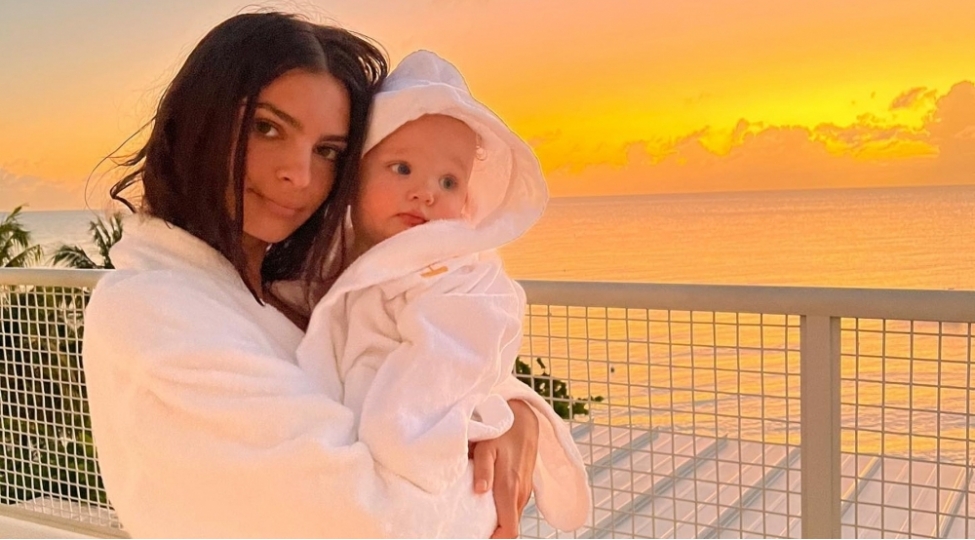 meshhur-model-1-yashli-ogluna-doyme-etdirdi-foto