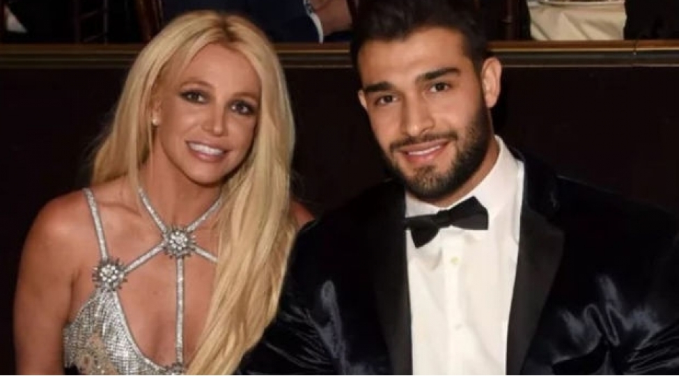 britni-spirs-fitnes-muellimi-ile-munasibetlerini-resmileshdirdi-foto