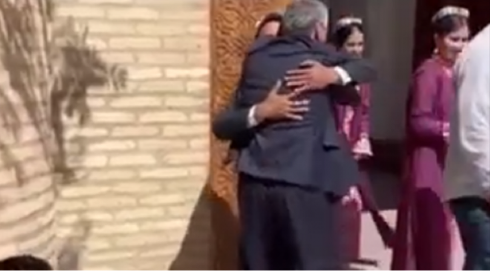 prezidentin-metbuat-katibi-ozbekistanda-esgerlik-yoldashi-ile-qarshilashib-video