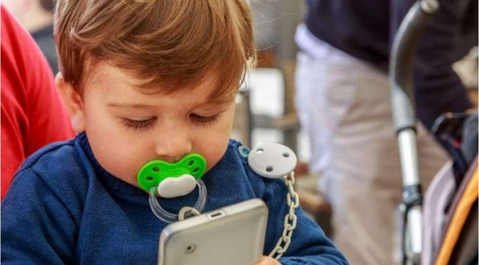 telefona-chox-baxmaq-ushaqlarda-hansi-xesteliyi-yaradir