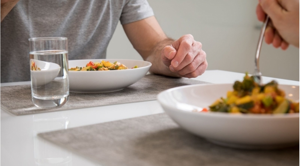 yemek-zamani-maye-qebulu-hezmi-pozurmu