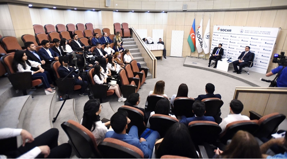 socar-da-ishe-qebul-olunan-banm-in-31-mezunu-ile-gorush-kechirilib