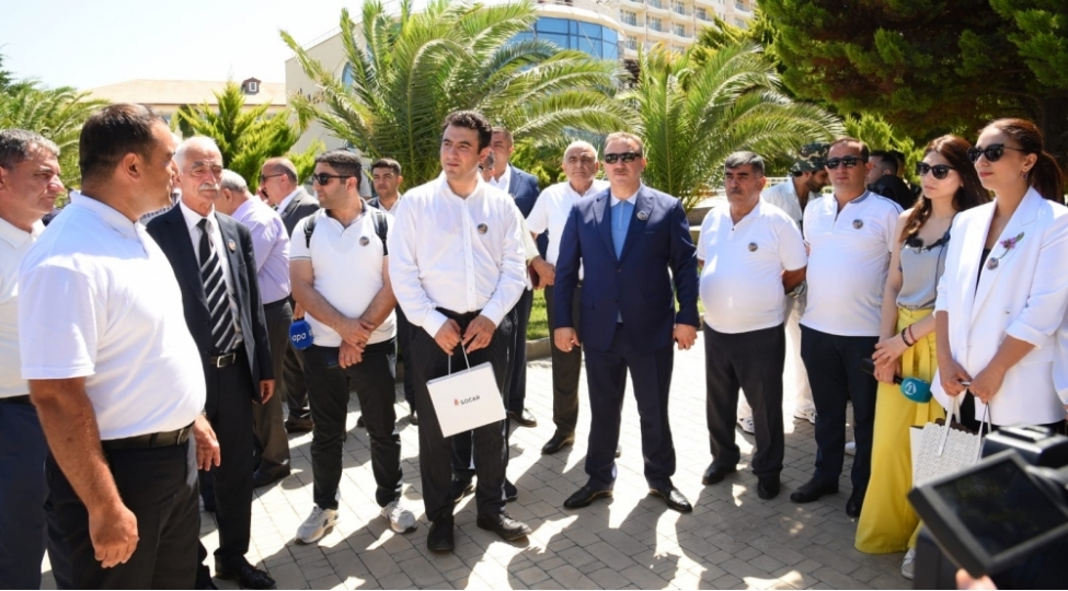 milli-metbuat-gunu-munasibetile-neft-dashlarina-yerli-ve-xarici-media-numayendelerinin-seferi-teshkil-olunub-foto