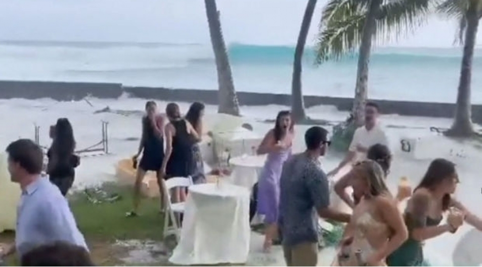 havayda-toya-gelen-qonaqlari-neheng-dalga-yudu