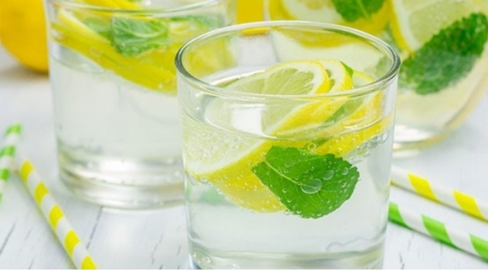 seherler-limonlu-iliq-su-ichmeyin-faydalari