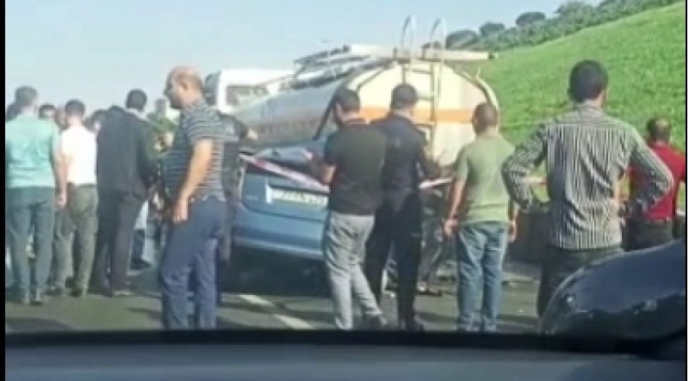 bakida-avtomobiller-toqqushub-olen-ve-yaralanan-var-video