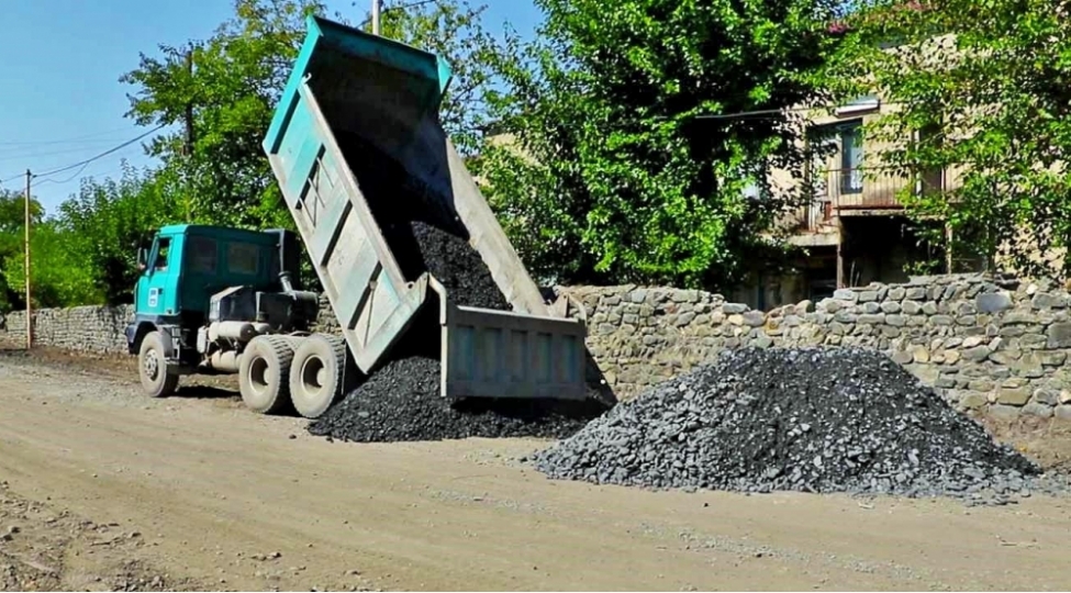 qaxin-kendinde-uzunlugu-1-kilometrden-chox-olan-yol-temir-edilir-fotovideo