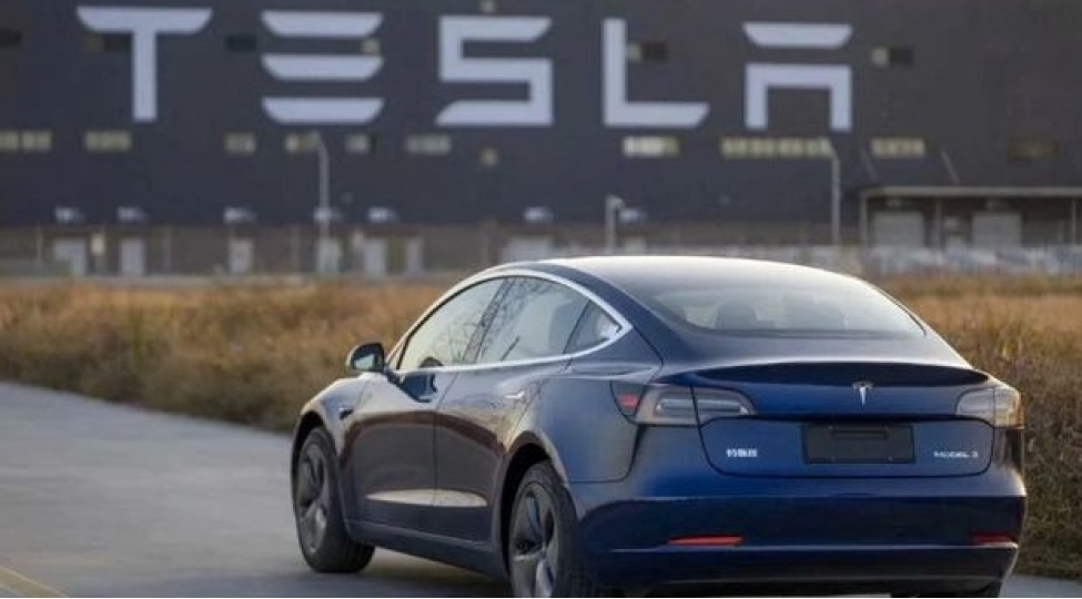 tesla-milyondan-chox-elektromobilini-geri-chagirir