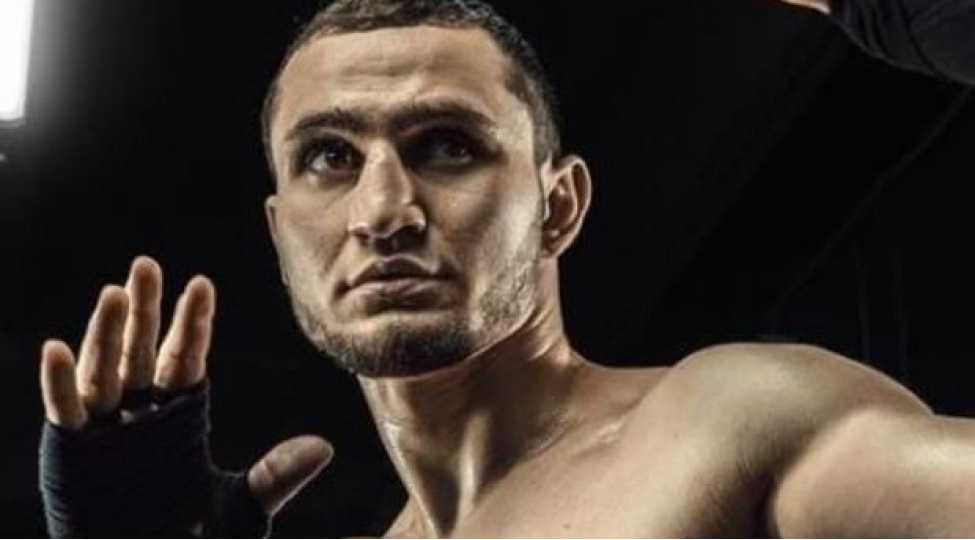 azerbaycanli-doyushchu-ermeni-reqibini-meglub-etdi-video