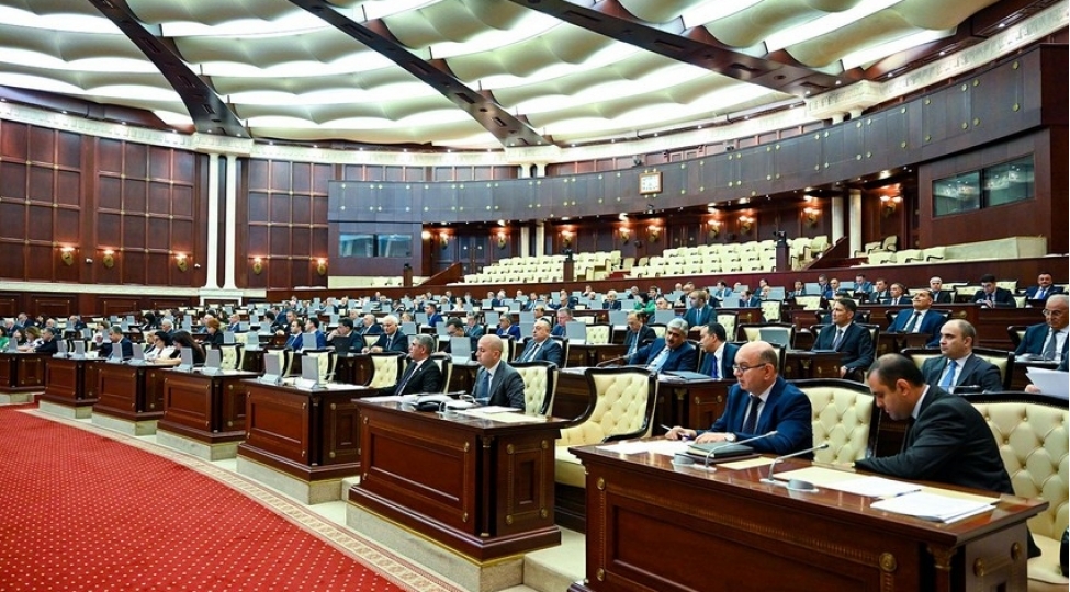 parlamentin-payiz-sessiyasinin-ilk-plenar-iclasinin-gundeliyine-deyishiklik-edilib