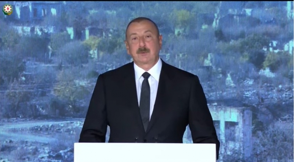 azerbaycan-prezidenti-ilham-eliyev-milli-shehersalma-formunda-chixish-edir-yenilenibvideo