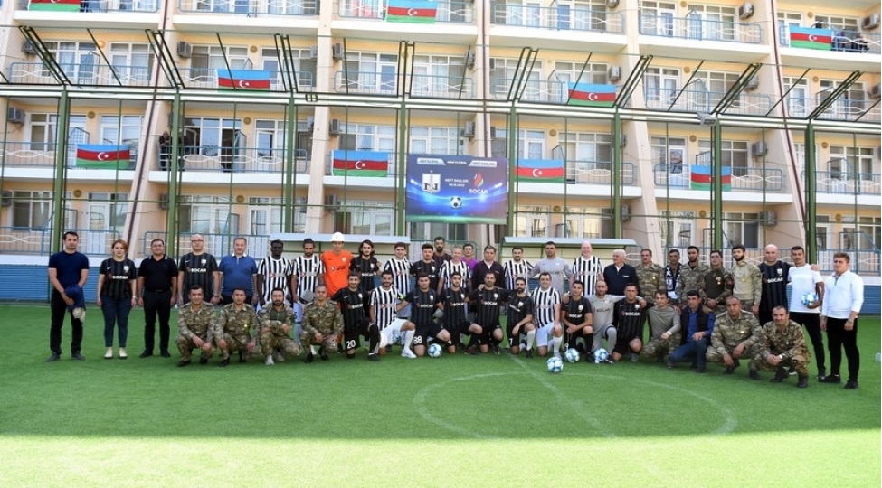 neft-dashlarinda-neftchi-futbol-klubu-ile-neftchiler-arasinda-yoldashliq-gorushu-kechirilib-foto