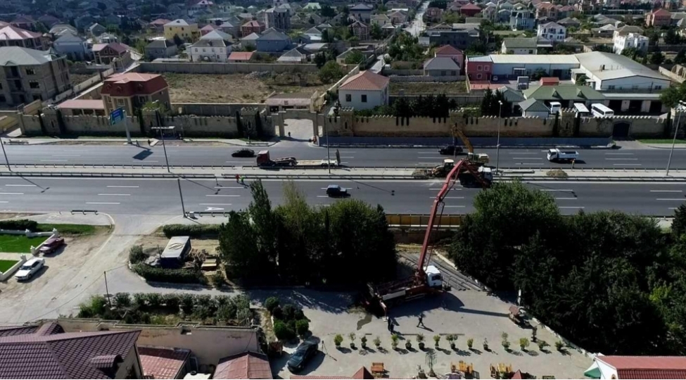 merdekan-zagulba-avtomobil-yolunda-yeni-yerustu-piyada-kechidi-tikilir-video