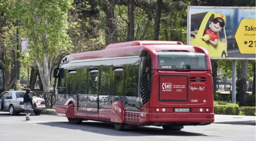 bakida-sernishin-avtobusunun-surucusu-doyulub