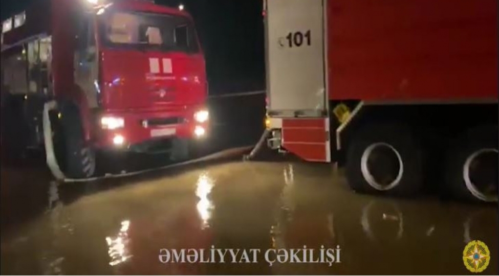 baki-qazax-avtomagistralinda-su-basmish-yerlerde-problem-aradan-qaldirilib-video