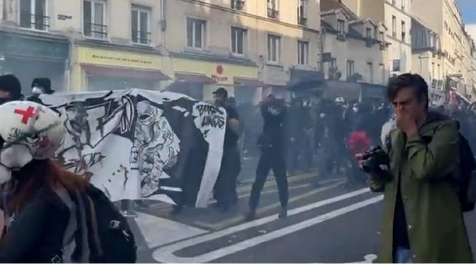 fransalilar-parisde-kuchelere-axishdi-igtishashlar-bash-verdi-video