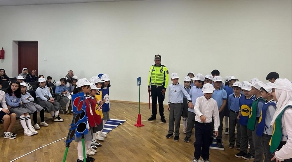 baki-polisi-mekteblilere-yol-hereketi-qaydalari-ile-bagli-telim-kechib