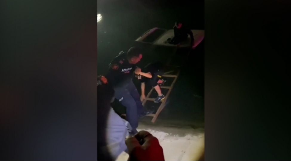 surucu-ve-yaninda-olan-bir-nefer-sernishin-polis-emekdashlari-terefinden-kanaldan-chixarilib-video