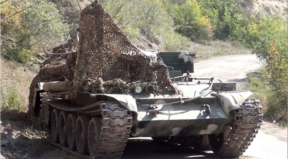 qubadli-istiqametinde-geden-doyushler-zamani-dushmenin-atib-qachdigi-herbi-texnika-ve-silah-sursatlarin-videogoruntusu-28-oktyabr-2020-1018video