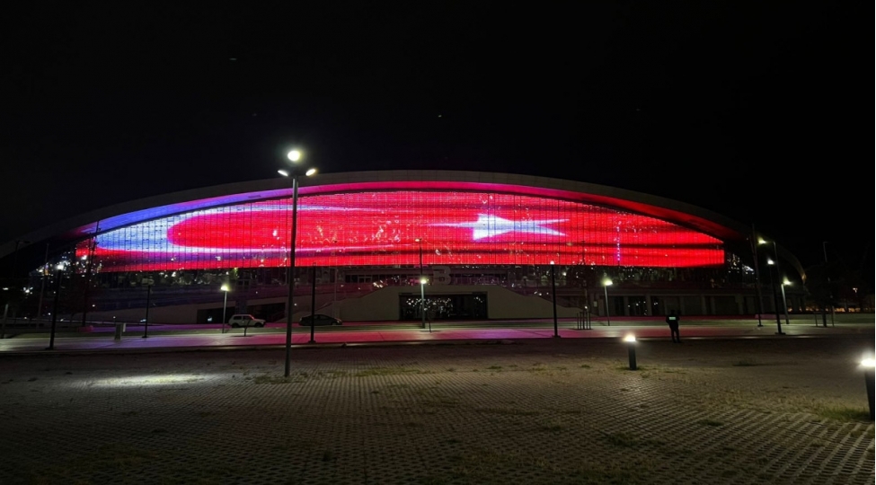 baki-su-idman-sarayi-turkiye-bayragi-ile-ishiqlandirilib