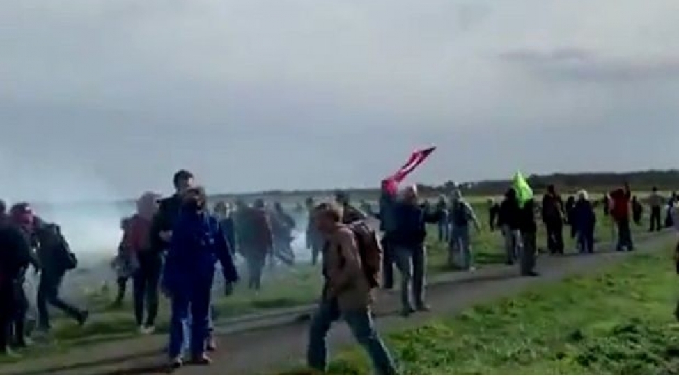 fransada-mitinq-zamani-polise-molotov-kokteyli-atdilar