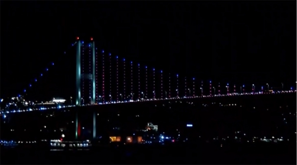 istanbulda-shehidler-korpusu-azerbaycan-bayraginin-rengleri-ile-ishiqlandirilib