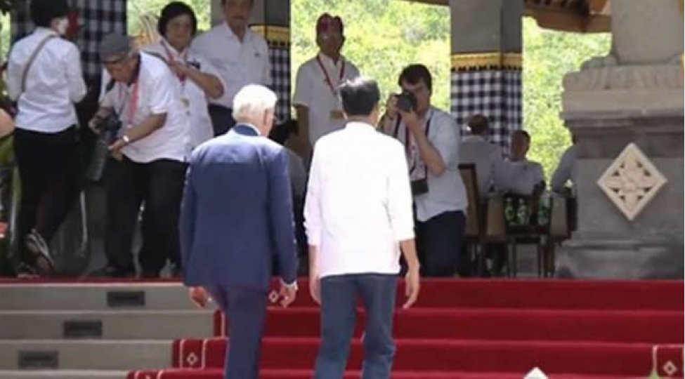 baydenin-indoneziyada-ayagi-budredi-video