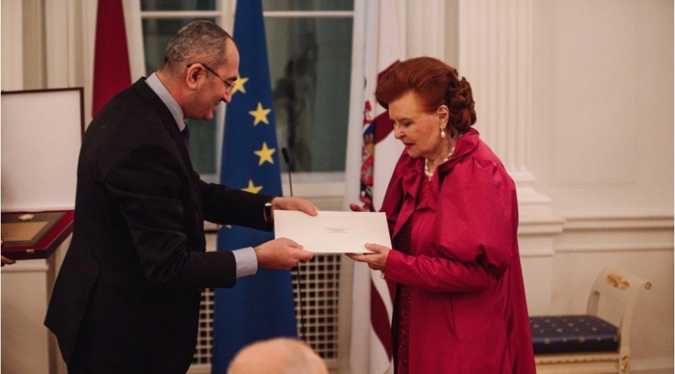 vayra-vike-freyberqaya-azerbaycan-respublikasi-prezidentinin-fexri-diplomu-teqdim-edilib