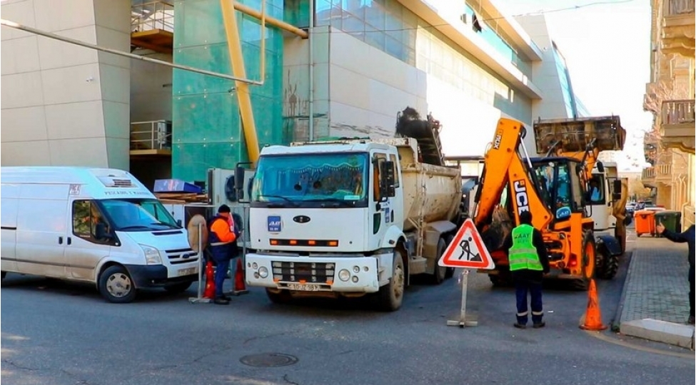bakinin-ferid-elekberov-kuchesinin-bir-hissesi-temir-edilir-video