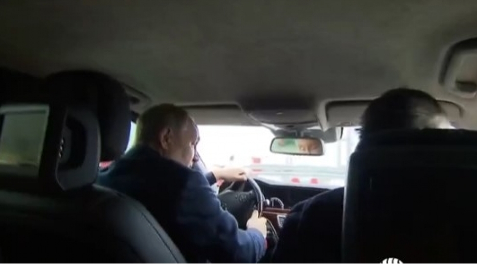 putin-avtomobille-krim-korpusunden-kechib-video