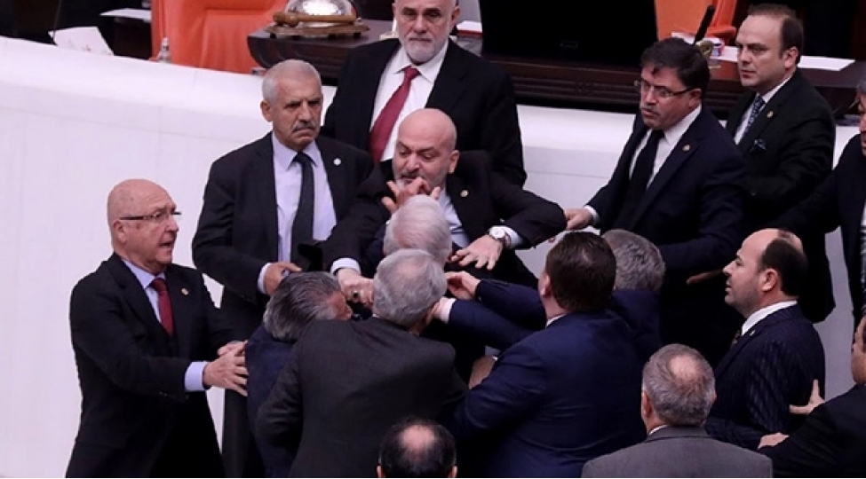 turkiye-parlamentinde-dava-oldu-video