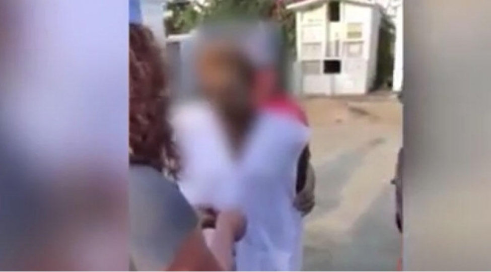 olmush-qohumunu-qebrden-chixararaq-gezmeye-apardi-video