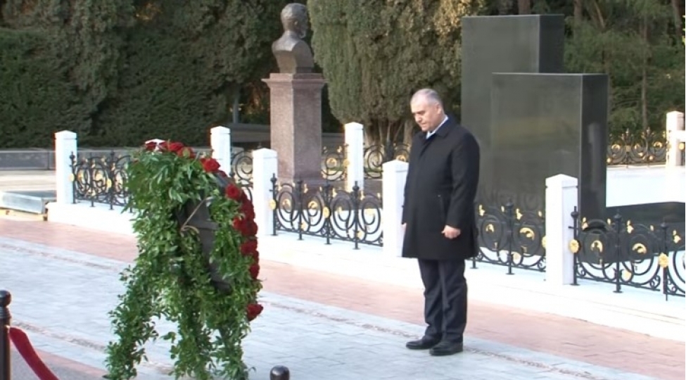 dtx-nin-emekdashlari-fexri-xiyabanda-ulu-onderin-xatiresini-yad-edibler