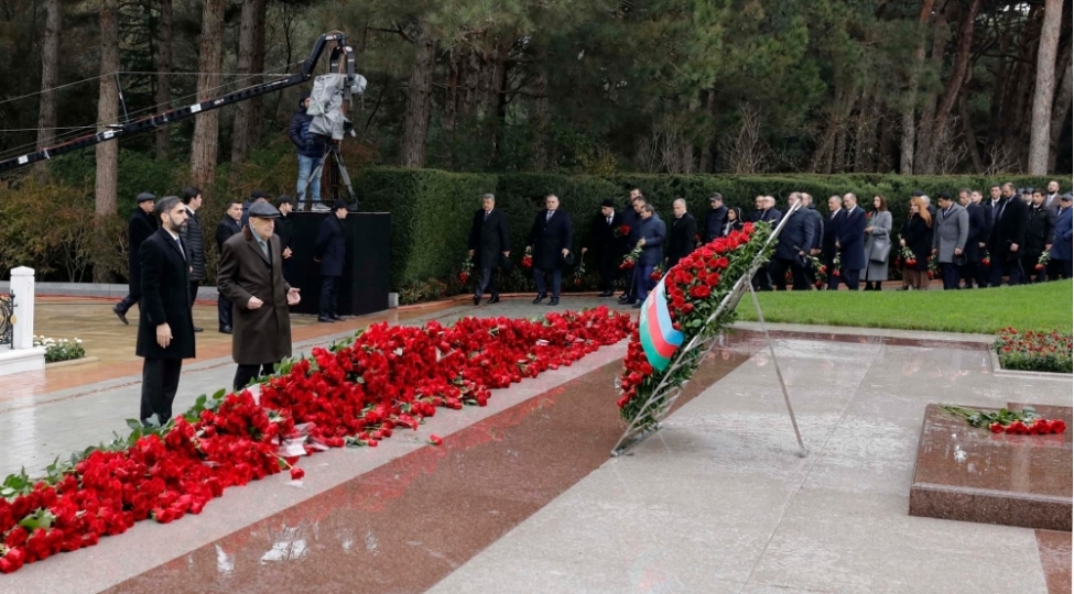 socar-rehberliyi-fexri-xiyabanda-ulu-onderin-xatiresini-yad-edibler-foto