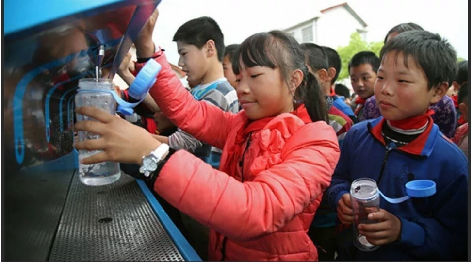 niye-chinliler-davamli-olaraq-isti-su-ichirler