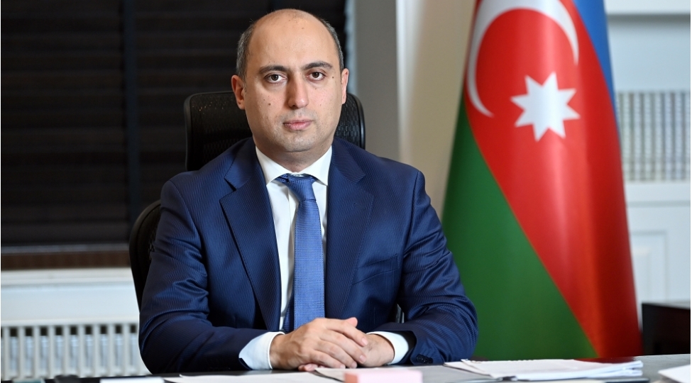 nazirden-paylashiminda-sehv-tutan-sehifeye-zarafatyana-cavab-foto