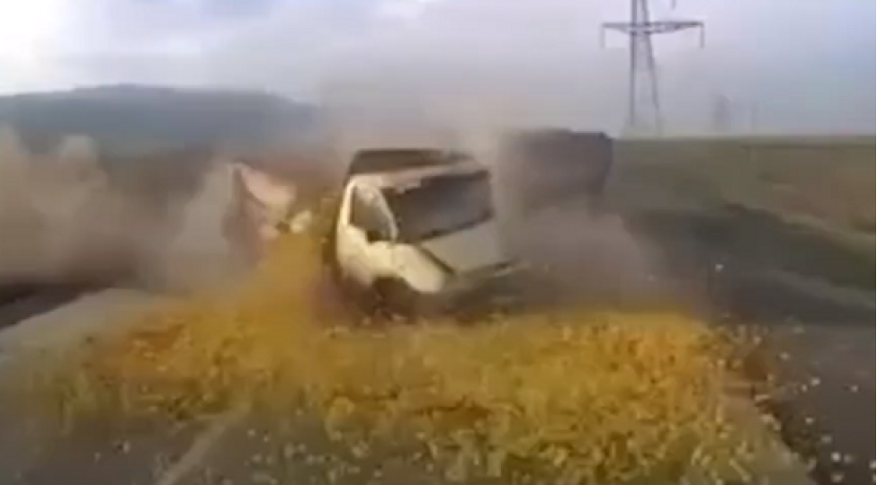 almalar-yola-dagildi-surucu-agir-xesaret-aldi-video