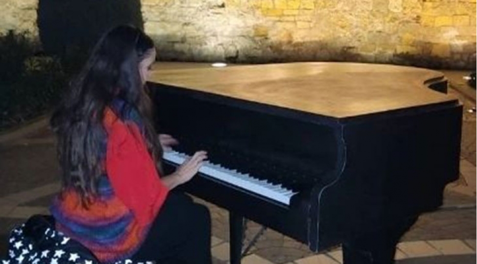 leyla-eliyeva-icherisheherde-piano-ifa-etdi