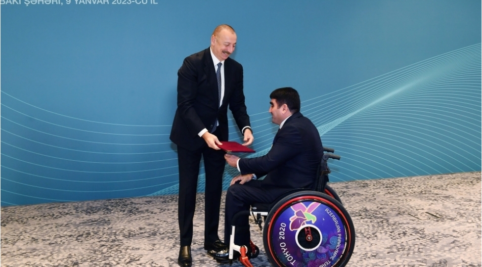 prezident-idmanchilari-evle-bele-teltif-etdi-video