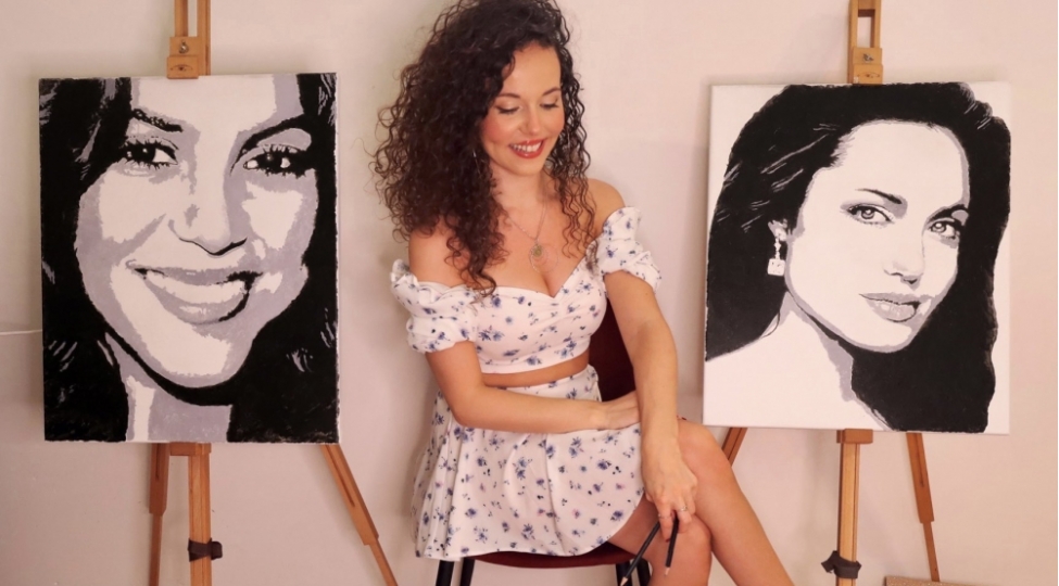 hem-elleri-hem-de-ayaqlari-ile-resm-chekir-fotovideo