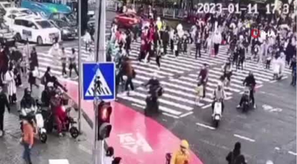 mashini-piyadalarin-ustune-surdu-video